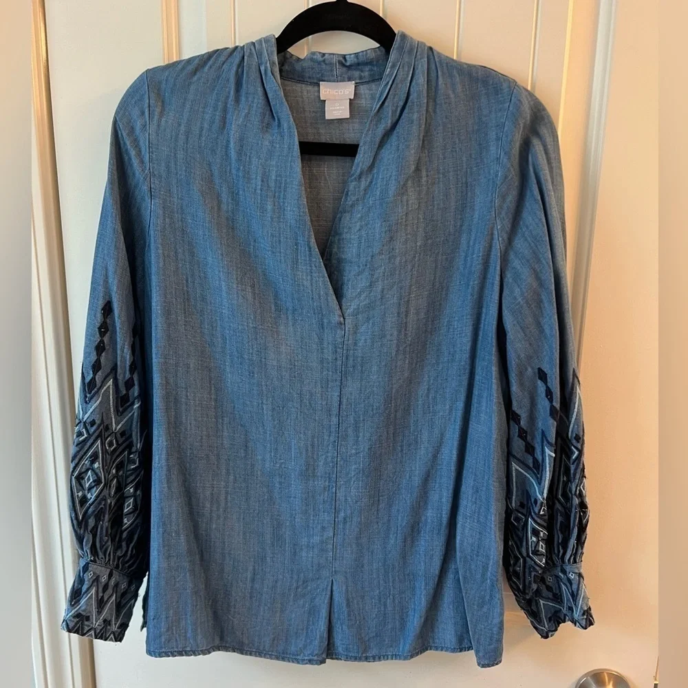 💕 Chico's Embroidered-Sleeve Top Denim Blue Size 0 - Picture 5 of 10